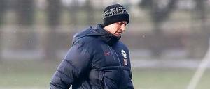 Herr über alle Bälle. Herthas Trainer Babbel arrangiert sich mit der sportlichen Lage und dem Berliner Winter.