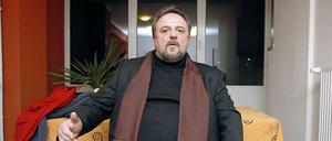 Harald Ehlert bei einer Pressekonferenz im Februar 2010, in der er zu den Vorwürfen gegen ihn Stellung nimmt.