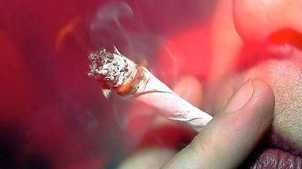 Mit einem Joint beginnt für viele Jugendliche die Drogenkarriere.