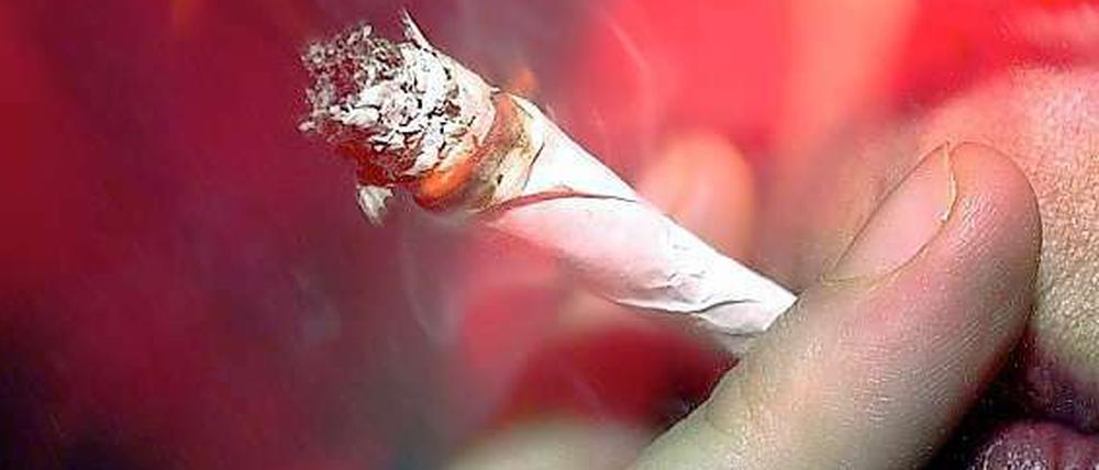 Mit einem Joint beginnt für viele Jugendliche die Drogenkarriere.