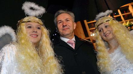 Engelsgleich: Klaus Wowereit zeigt sich bürgernah in Sachen Winterdienst.