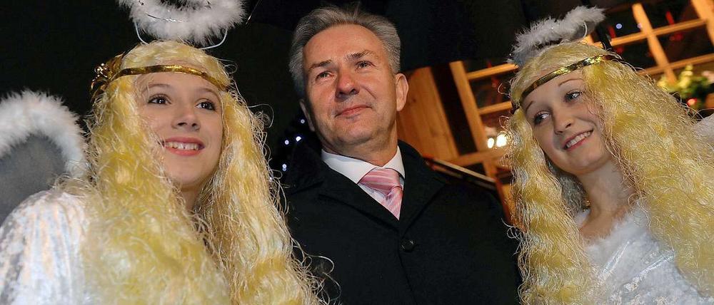 Engelsgleich: Klaus Wowereit zeigt sich bürgernah in Sachen Winterdienst.