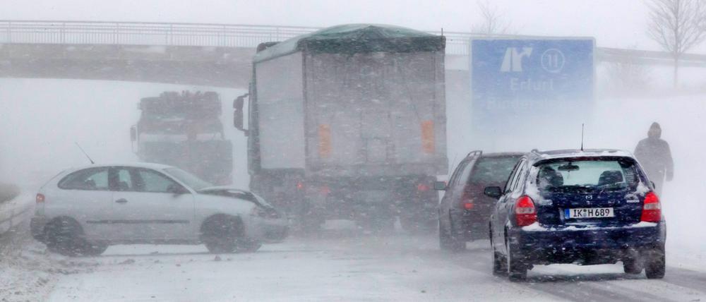 Schneeverwehungen und Glatteis waren auf der Autobahn A71 bei Erfurt Ursache für einen Unfall.