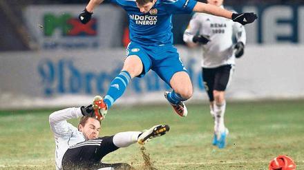 Sprung in die nächste Runde. Patrick Helmes und Bayer Leverkusen ließen sich in Trondheim nicht aufhalten. Foto: dpa