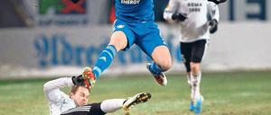 Sprung in die nächste Runde. Patrick Helmes und Bayer Leverkusen ließen sich in Trondheim nicht aufhalten. Foto: dpa