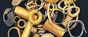 Reiche Beute. Bevor 2008 erstmals Bonner Archäologen in Prohear gruben, hatten Einheimische bereits Gold- und Silberschmuck sowie 60 Bronzetrommeln der Dong-Son-Kultur ausgegraben. „Für sie waren wir die Plünderer“, sagt Grabungsleiter Reinecke. 