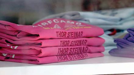 Auch in rosa erhältlich: T-Shirts der bei Rechtsextremisten beliebten Modemarke Thor Steinar - hier im Schaufenster eines Tonsberg Stores.