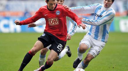 Torschütze Benjamin Lauth (r) vom TSV 1860 München im Zweikampf mit Berlins Nico Schulz.