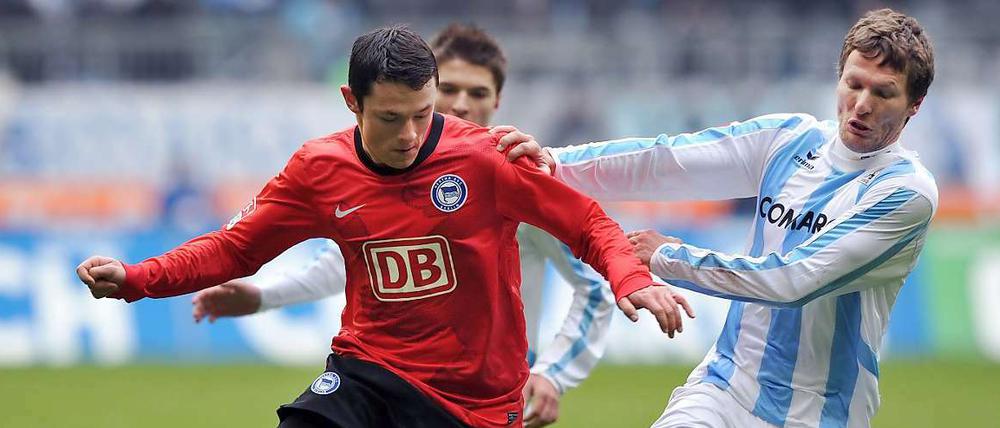 Torschütze Benjamin Lauth (r) vom TSV 1860 München im Zweikampf mit Berlins Nico Schulz.