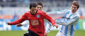 Torschütze Benjamin Lauth (r) vom TSV 1860 München im Zweikampf mit Berlins Nico Schulz.