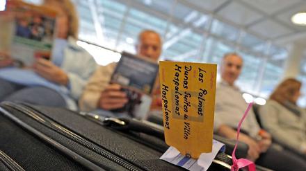 Spanienreisende warten am Samstag auf dem Flughafen München auf ihren verschobenen Abflug nach Las Palmas.