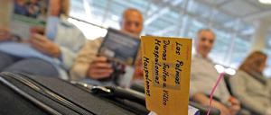 Spanienreisende warten am Samstag auf dem Flughafen München auf ihren verschobenen Abflug nach Las Palmas.