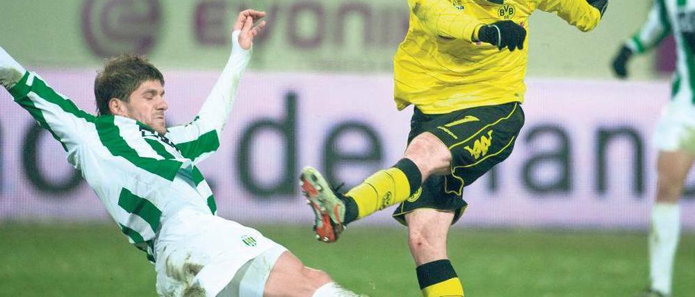 Das Ende eines erfolgreichen Abends. Robert Lewandowski trifft zum 3:0-Endstand für Borussia Dortmund. Foto: dpa