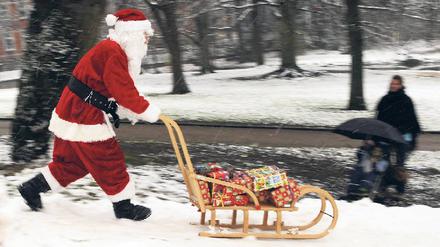Jedes Jahr derselbe Stress. Alle Geschenke müssen pünktlich unter dem Baum liegen. Wer Freunde, Verwandte oder Geschäftspartner beschenken möchte, die nicht am Ort leben, muss neben dem Mann in Rot auch die Boten der Paketdienste in Anspruch nehmen. Foto: dpa/pa