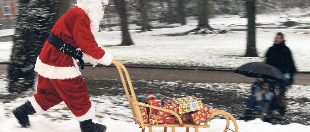 Jedes Jahr derselbe Stress. Alle Geschenke müssen pünktlich unter dem Baum liegen. Wer Freunde, Verwandte oder Geschäftspartner beschenken möchte, die nicht am Ort leben, muss neben dem Mann in Rot auch die Boten der Paketdienste in Anspruch nehmen. Foto: dpa/pa