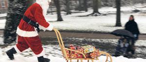 Jedes Jahr derselbe Stress. Alle Geschenke müssen pünktlich unter dem Baum liegen. Wer Freunde, Verwandte oder Geschäftspartner beschenken möchte, die nicht am Ort leben, muss neben dem Mann in Rot auch die Boten der Paketdienste in Anspruch nehmen. Foto: dpa/pa