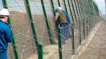 Jeder baut für sich allein. Arbeiten am spanischen Grenzzaun zu Marokko in Spaniens afrikanischer Exklave Melilla. Foto: Laureano Valladolid/efe-epa