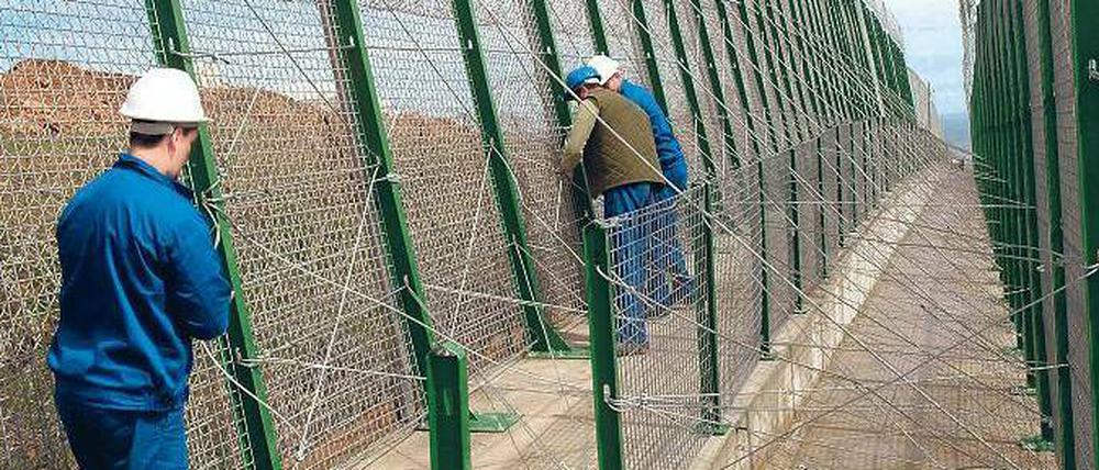 Jeder baut für sich allein. Arbeiten am spanischen Grenzzaun zu Marokko in Spaniens afrikanischer Exklave Melilla. Foto: Laureano Valladolid/efe-epa