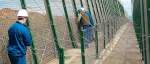 Jeder baut für sich allein. Arbeiten am spanischen Grenzzaun zu Marokko in Spaniens afrikanischer Exklave Melilla. Foto: Laureano Valladolid/efe-epa