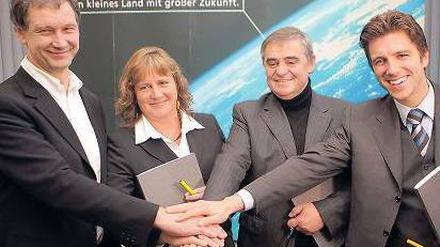 Jamaika an der Saar. Die Grünen-Landeschefs Hubert Ulrich und Claudia Willger-Lambert, CDU-Landes-und Regierungschef Peter Müller und der damalige FDP-Chef Christoph Hartmann (von links) 2009 nach der Unterzeichnung des Koalitionsvertrages. Foto: Kay Nietfeld/dpa