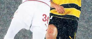 Kopfball im Schneetreiben. Der Berner David Degen und Stuttgarts Mamadou Bah versuchen, den Überblick auf dem weißen Platz zu behalten. Foto: Reuters