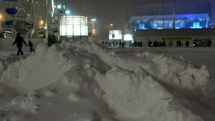 Zusammengeschobener Schnee vor dem Gewandhaus auf dem Leipziger Augustusplatz.