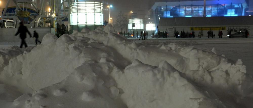 Zusammengeschobener Schnee vor dem Gewandhaus auf dem Leipziger Augustusplatz.