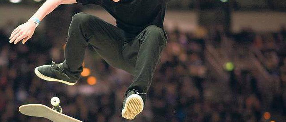 Ganz schön abgehoben. Im Velodrom begeistern die Skateboarder das Publikum mit waghalsigen Aktionen. 