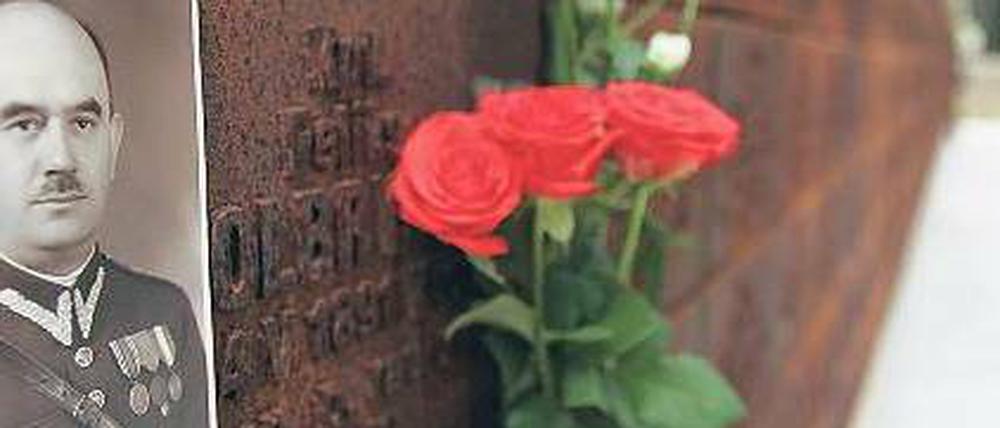 Lange Schatten. 1940 ließ Stalin 22 000 Polen hinrichten, 3000 allein in Katyn. Polen erwartet dafür eine Entschuldigung Russlands. Unterwegs zur Gedenkfeier 2010 starben mehr als 90 Politiker, Geistliche und Gelehrte bei einem Flugzeugabsturz. 