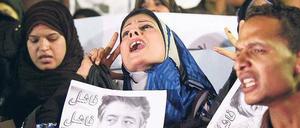 Angehörige der ägyptischen Opposition protestieren im Zentrum Kairos angesichts des hohen Wahlsieges der allmächtigen Nationaldemokratischen Partei. 