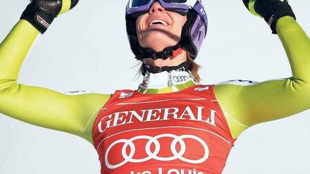 Erfolgreicher Doppelschlag. Maria Riesch jubelt über ihren zweiten Abfahrtssieg in 24 Stunden. Ihrem Ziel, dem Sieg im Gesamt-Weltcup, ist sie damit näher gekommen. Foto: dpa