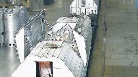 Heiße Fracht. Nahe Tscheljabinsk werden russische Transportbehälter mit Brennelementen umgeladen. Sie sind für die Atomfabrik Majak bestimmt. Foto: imago stock & people