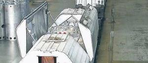 Heiße Fracht. Nahe Tscheljabinsk werden russische Transportbehälter mit Brennelementen umgeladen. Sie sind für die Atomfabrik Majak bestimmt. Foto: imago stock &amp; people