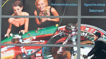 Automaten-Boom. Fast 500 Spielhallen locken inzwischen in der Stadt – die Zahl der Spielsüchtigen liegt laut Experten bei 17 000. Nun soll ein Gesetz den Trend stoppen. Foto: dpa/ZB