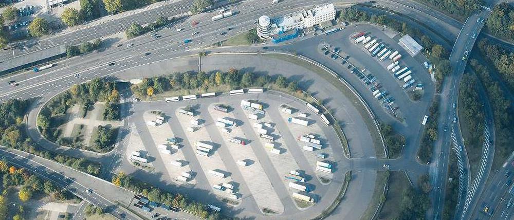Warteschleife. Die Avus – hier ein Blick auf die Nordkurve – wird im kommenden Jahr zum Engpass. 2012 kommt dann eine weitere Staustelle auf der Autobahn hinzu: Die Rudolf-Wissell-Brücke erhält dann eine Runderneuerung. Foto: dpa