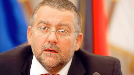Brandenburgs Ex-Minister Rainer Speer sorgt mit dem späten Eingeständnis seiner Vaterschaft für Aufregung.