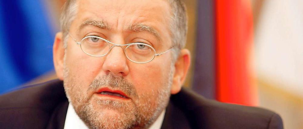 Brandenburgs Ex-Minister Rainer Speer sorgt mit dem späten Eingeständnis seiner Vaterschaft für Aufregung.