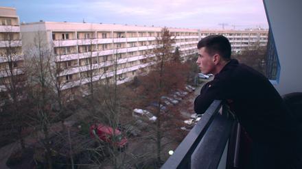 Die Welt von Pascal, dem Protagonisten der Langzeit-Dokumentation „Kalle Kosmonaut“, sind die Plattenbau-Gebirge von Marzahn-Hellersdorf. 