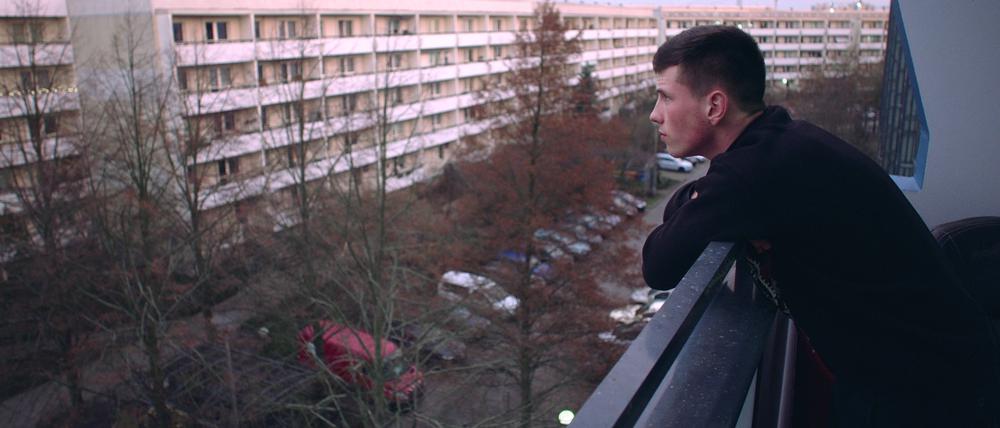 Die Welt von Pascal, dem Protagonisten der Langzeit-Dokumentation „Kalle Kosmonaut“, sind die Plattenbau-Gebirge von Marzahn-Hellersdorf.