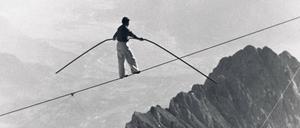 Die Quoten der Vergangenheit. Hochseilartist 1948 an der Zugspitze.