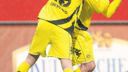 Da passt nichts dazwischen. Die Dortmunder mit Mats Hummels (r) und Lukasz Piszczek lassen kaum Gegentore zu.