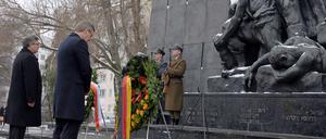 Bundespräsident Christian Wulff legt gemeinsam mit seinem polnischen Kollegen Bronislaw Komorowski am Denkmal für die Opfer des Ghettos in Warschau in Polen einen Kranz nieder. Willy Brandt kniete hier vor 40 Jahren nieder.