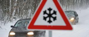 Autos auf einer Straße in Frankfurt (Oder).