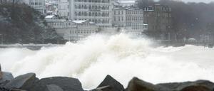 Eine Welle donnert an den Strand von Sassnitz auf der Insel Rügen.