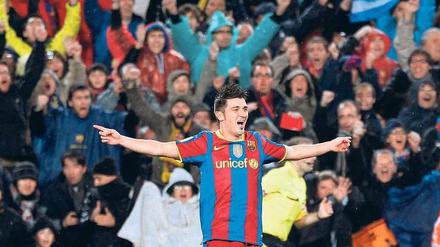 Liebling der Massen. Barcelonas David Villa wurde von den Fans im Camp Nou frenetisch gefeiert. Der Neuzugang erzielte zwei Tore zum 5:0-Sieg gegen Real. Foto: Reuters