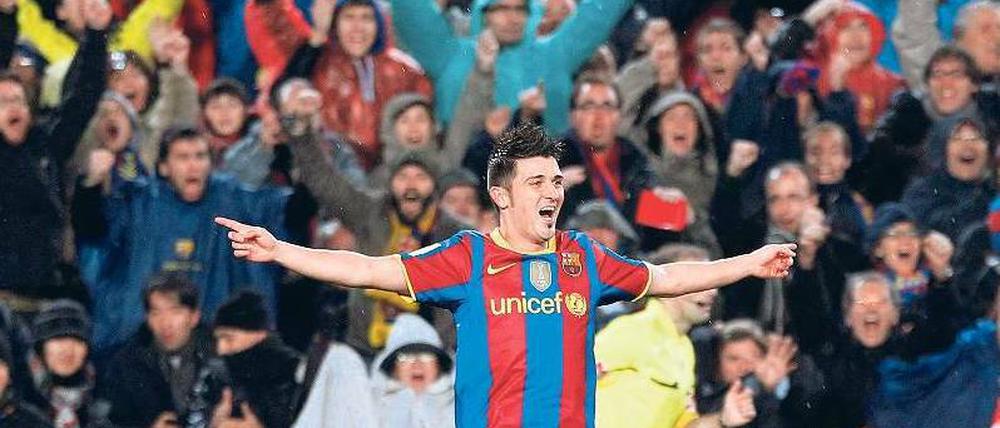 Liebling der Massen. Barcelonas David Villa wurde von den Fans im Camp Nou frenetisch gefeiert. Der Neuzugang erzielte zwei Tore zum 5:0-Sieg gegen Real. Foto: Reuters