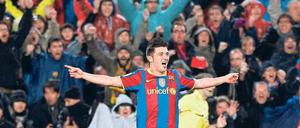 Liebling der Massen. Barcelonas David Villa wurde von den Fans im Camp Nou frenetisch gefeiert. Der Neuzugang erzielte zwei Tore zum 5:0-Sieg gegen Real. Foto: Reuters