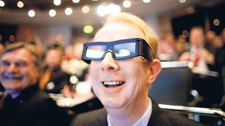 Durchblick für den neuen Chef. Marijn Dekkers schaute sich bei einer Präsentation des Bayer-Konzerns am Mittwoch einen 3-D-Film an. In diesem und im nächsten Jahr stehen für Forschung und Entwicklung jeweils mehr als drei Milliarden Euro bereit. 