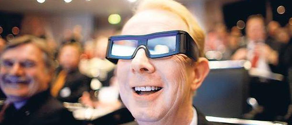 Durchblick für den neuen Chef. Marijn Dekkers schaute sich bei einer Präsentation des Bayer-Konzerns am Mittwoch einen 3-D-Film an. In diesem und im nächsten Jahr stehen für Forschung und Entwicklung jeweils mehr als drei Milliarden Euro bereit. 