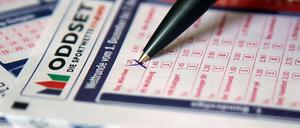 Das Kreuz mit dem Kreuz: Die Umsätze von Oddset sinken immer weiter.